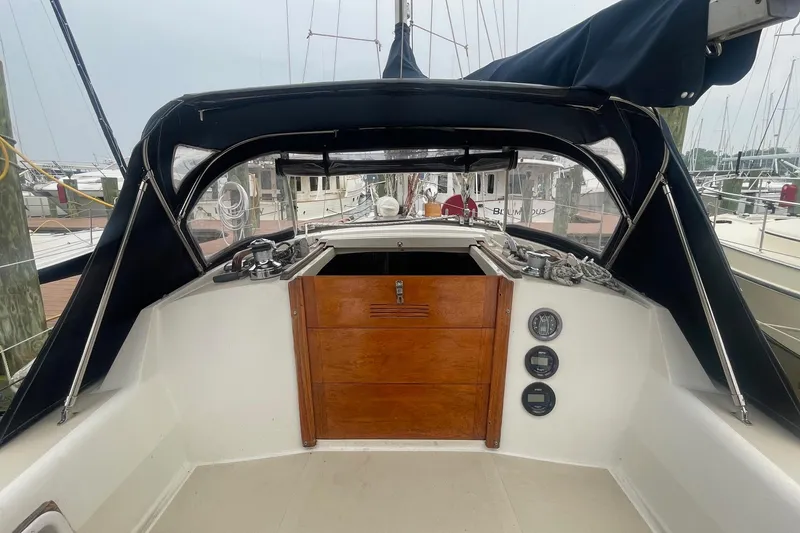 Slide: The Image of 1982 O'Day 34 sailboat cockpit with wooden hatch and navigation instruments. - 18