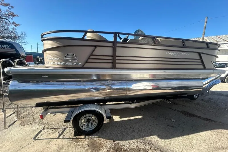 Slide: The Image of Tablet displaying engine RPM history for Sun Tracker 18DLX, total 10.4 hours. - 2