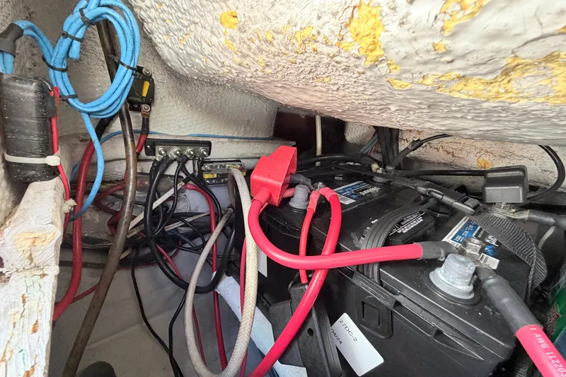 Slide: The Image of 2006 Grady-White Sailfish 282 boat battery compartment with wiring and connections. - 194