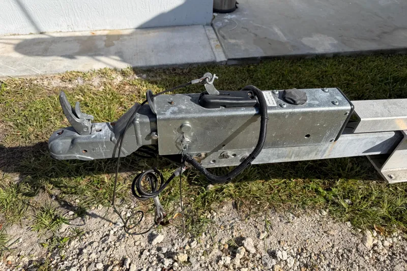 Slide: The Image of Trailer hitch of a 2006 Grady-White Sailfish 282 on grass. - 41