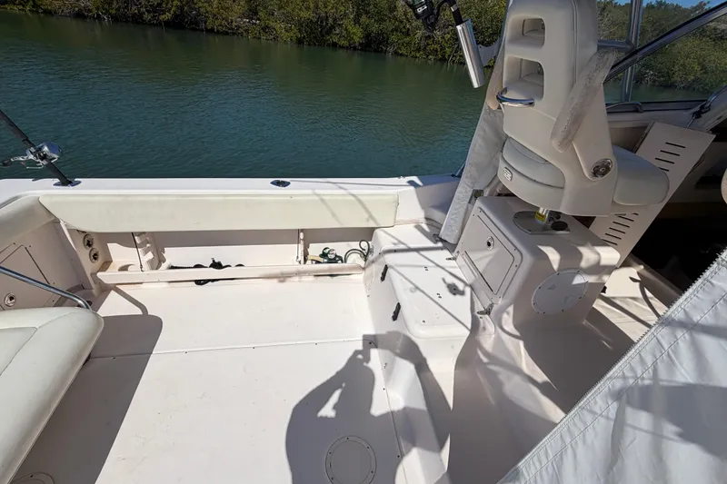 Slide: The Image of 2006 Grady-White Sailfish 282 boat interior with seating and fishing rod holders. - 78