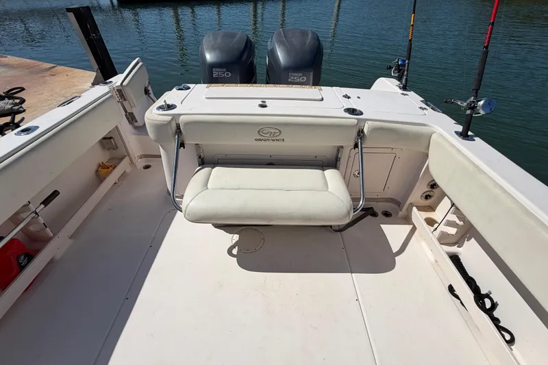 Slide: The Image of 2006 Grady-White Sailfish 282 boat interior with twin Yamaha 250 engines. - 81
