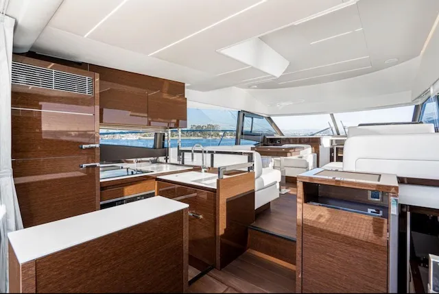 Slide: The Image of Prestige 520 FLYBRIDGE 2022 - 17