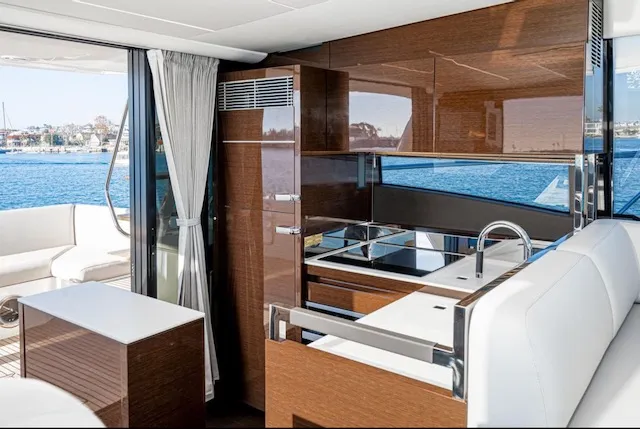 Slide: The Image of Prestige 520 FLYBRIDGE 2022 - 19