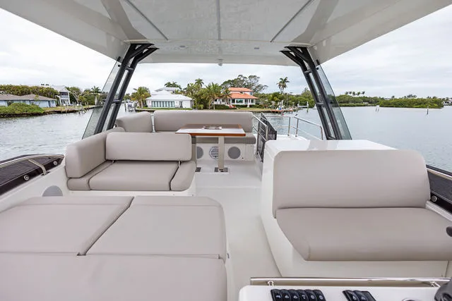 Slide: The Image of Prestige 520 FLYBRIDGE 2022 - 48