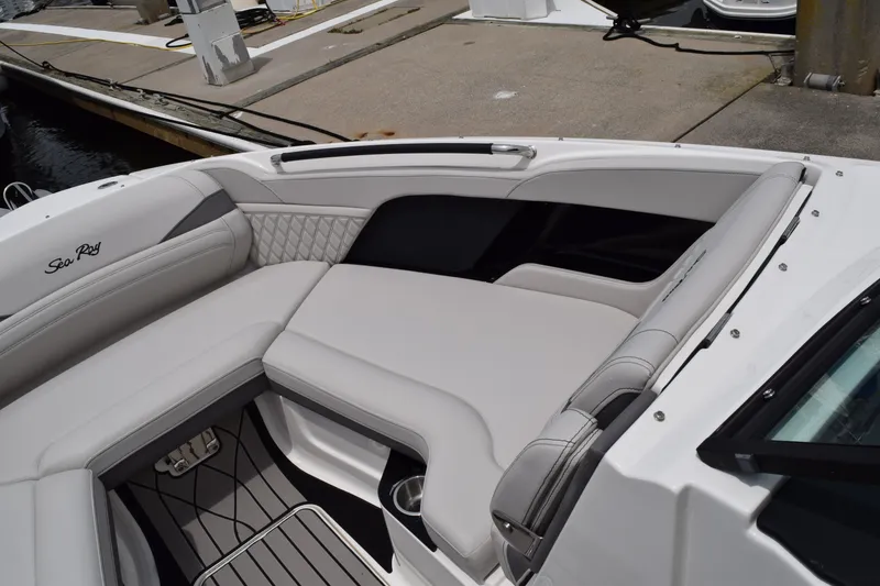 Slide: The Image of Sea Ray SLX 280 Outboard 2026 - 19