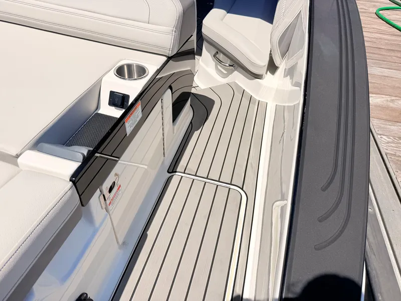 Slide: The Image of Sea Ray SLX 280 Outboard 2026 - 29