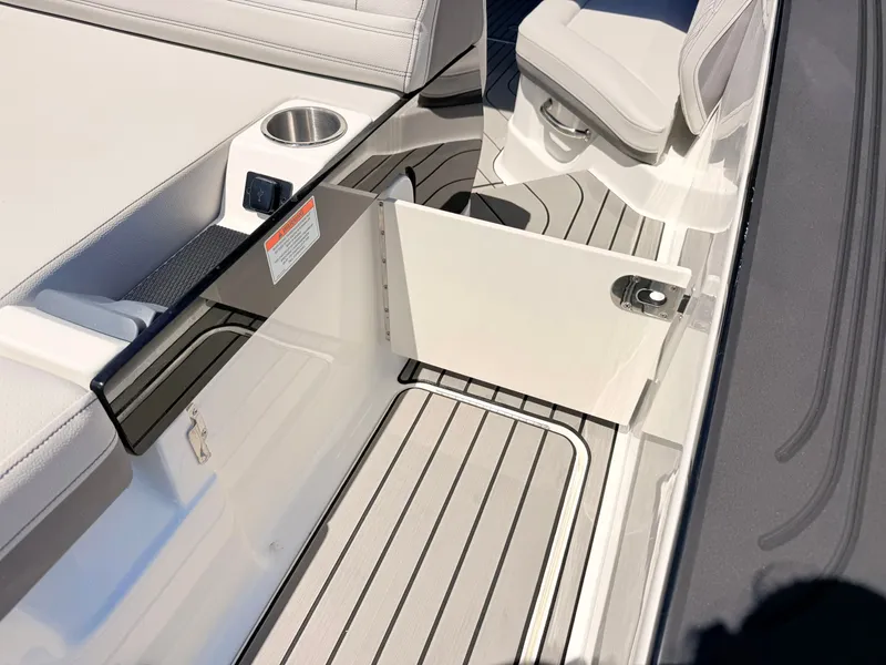 Slide: The Image of Sea Ray SLX 280 Outboard 2026 - 30