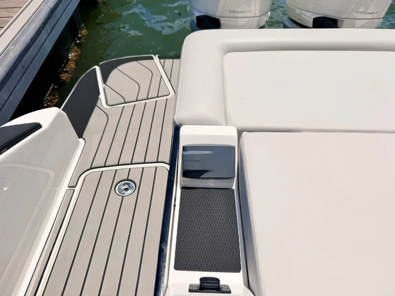 Slide: The Image of Sea Ray SLX 280 Outboard 2026 - 31