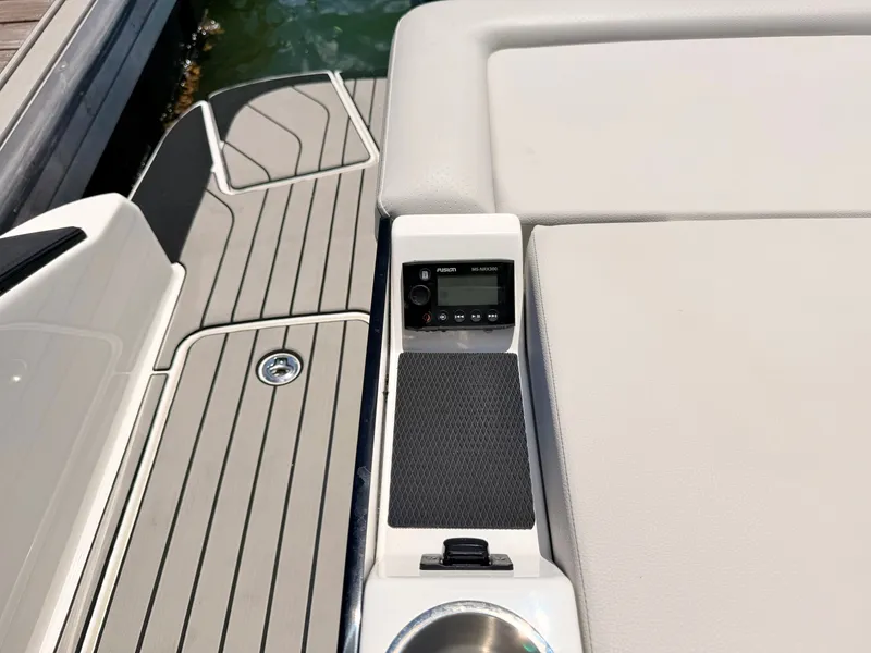 Slide: The Image of Sea Ray SLX 280 Outboard 2026 - 32