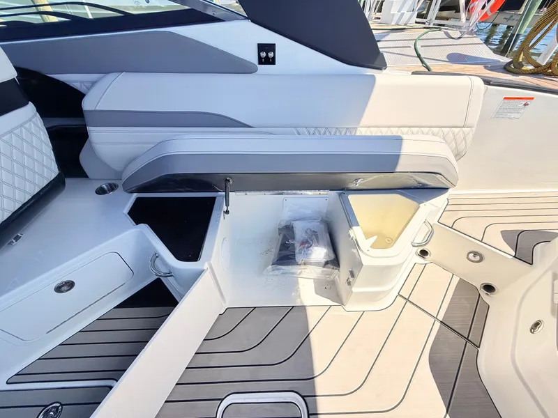 Slide: The Image of Sea Ray SLX 280 Outboard 2026 - 40