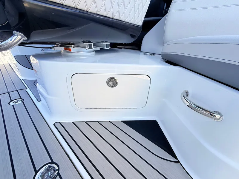 Slide: The Image of Sea Ray SLX 280 Outboard 2026 - 41