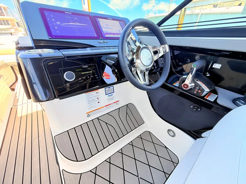 Slide: The Image of Sea Ray SLX 280 Outboard 2026 - 52