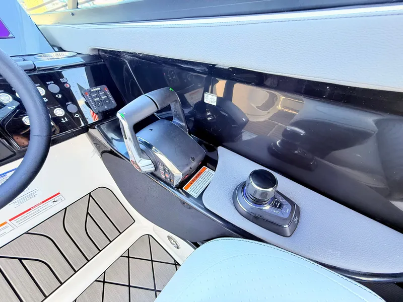 Slide: The Image of Sea Ray SLX 280 Outboard 2026 - 55