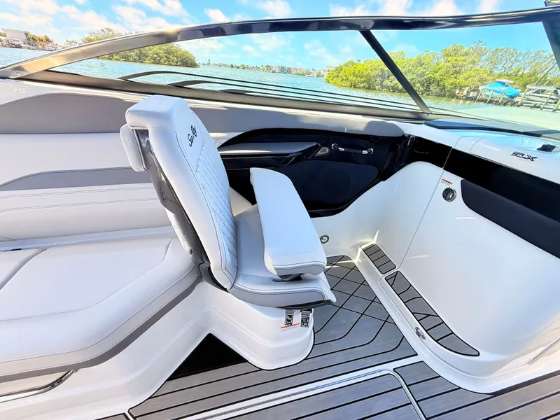 Slide: The Image of Sea Ray SLX 280 Outboard 2026 - 58