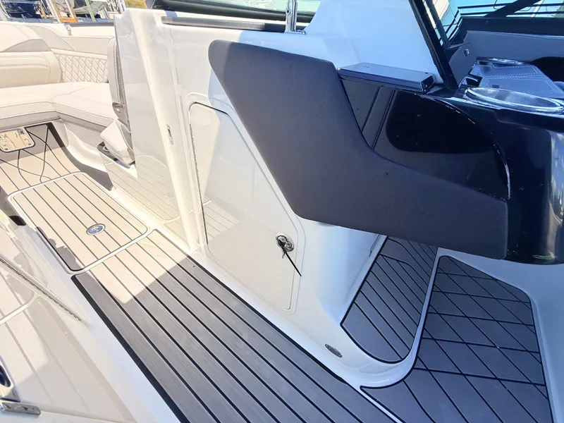 Slide: The Image of Sea Ray SLX 280 Outboard 2026 - 65