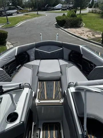 Slide: The Image of Tigé Ultré 25ZX 2025 - 10