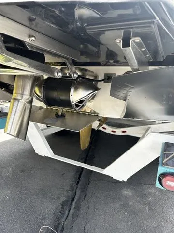 Slide: The Image of Tigé Ultré 25ZX 2025 - 4