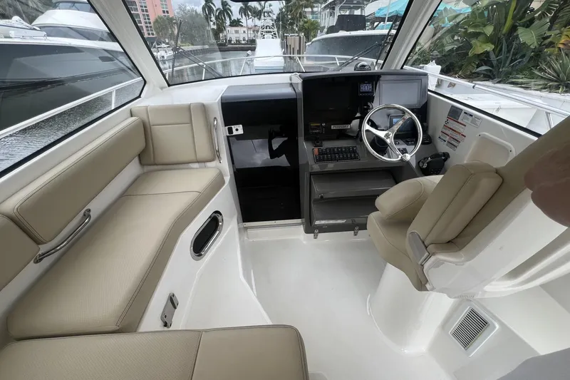 Slide: The Image of Pursuit 325 AUDACIOUS - Helm - 10