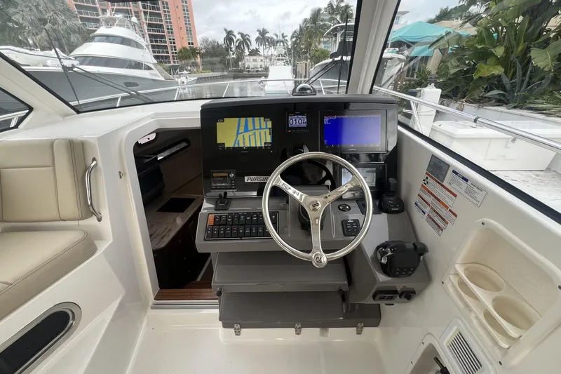 Slide: The Image of Pursuit 325 AUDACIOUS - Helm - 11