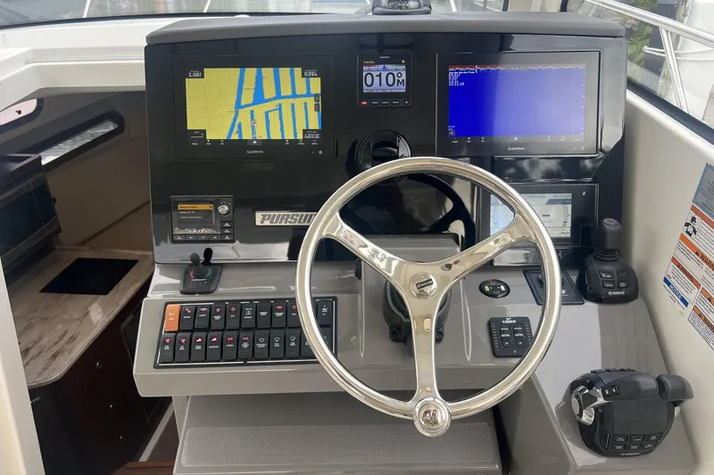 Slide: The Image of Pursuit 325 AUDACIOUS - Helm - 12