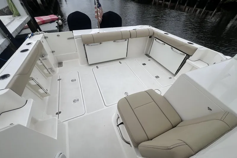 Slide: The Image of Pursuit 325 AUDACIOUS - Exterior - 5