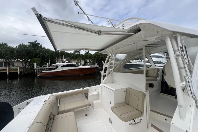 Slide: The Image of Pursuit 325 AUDACIOUS - Exterior - 7