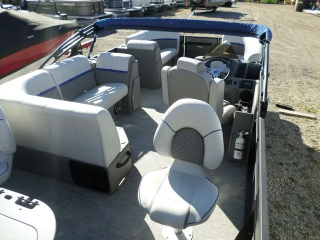 Slide: The Image of Apex 820 XRE Cruise 2022 - 3