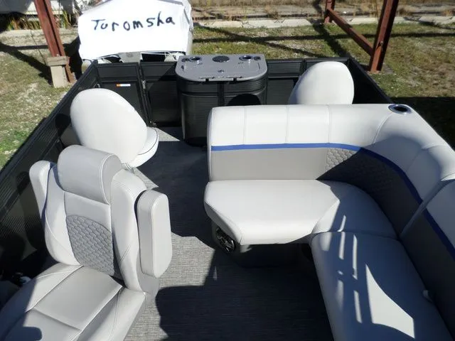 Slide: The Image of Apex 820 XRE Cruise 2022 - 4