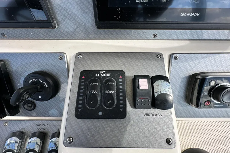 Slide: The Image of Garmin GPS display on 2018 Blackwood 27 Bayboat showing navigation map. - 27
