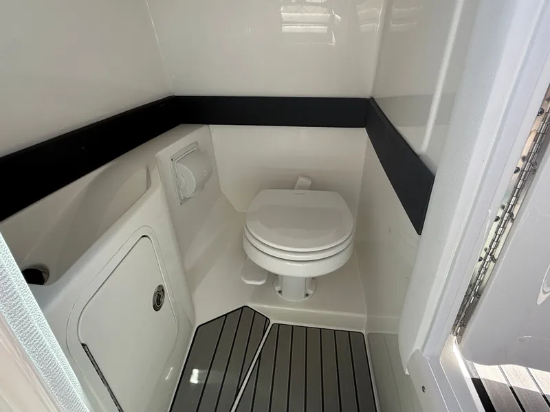 Slide: The Image of Sea Ray SLX 280 Outboard 2026 - 10