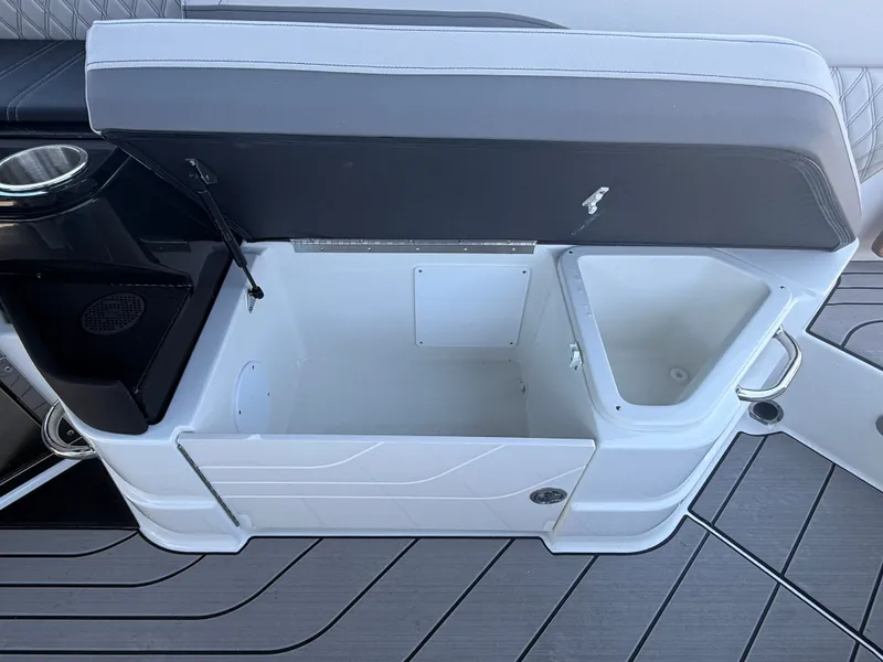 Slide: The Image of Sea Ray SLX 280 Outboard 2026 - 17