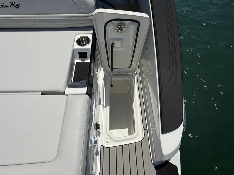 Slide: The Image of Sea Ray SLX 280 Outboard 2026 - 21
