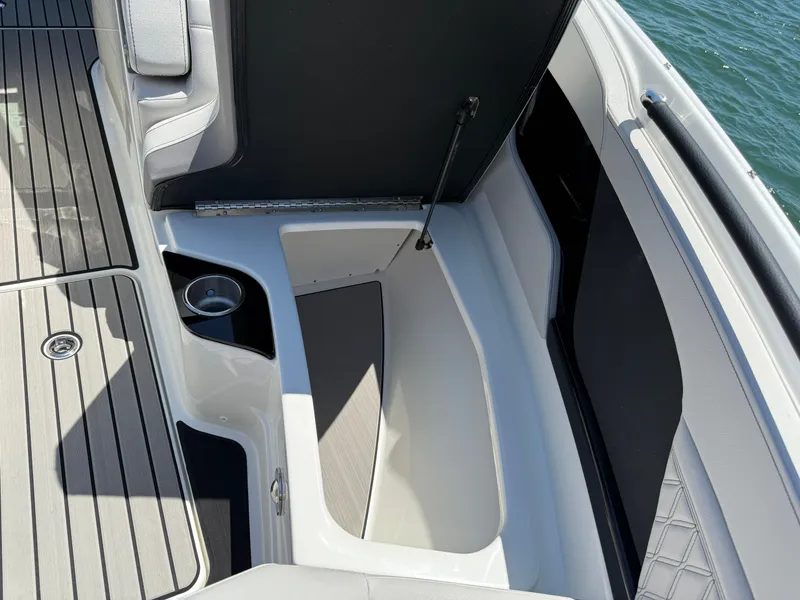 Slide: The Image of Sea Ray SLX 280 Outboard 2026 - 23