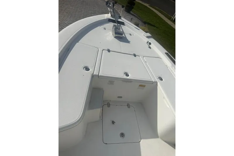 Slide: The Image of 2006 Mako 224 Center Console boat deck with storage compartments. - 5
