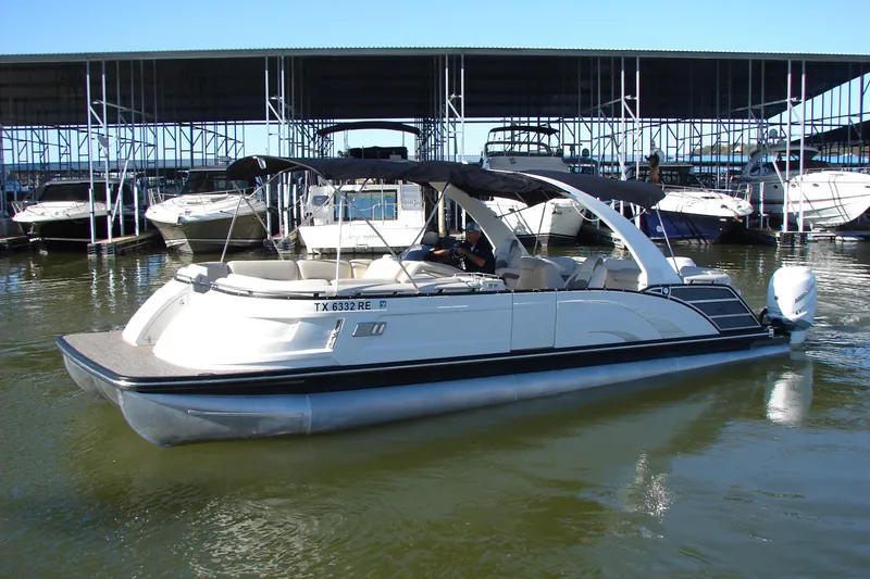 The Image of 2021 Bennington QX 30 QXFBWA X2 Wide Beam pontoon boat docked at marina. - 0