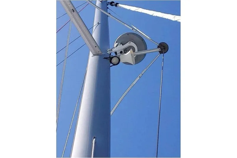 Slide: The Image of Mast and rigging of 2006 Lagoon 410-S2 catamaran against clear blue sky. - 31