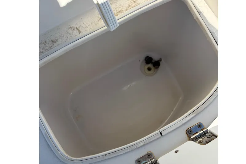 Slide: The Image of Livewell compartment in 2008 Pathfinder 2200 Tournament Edition boat. - 15