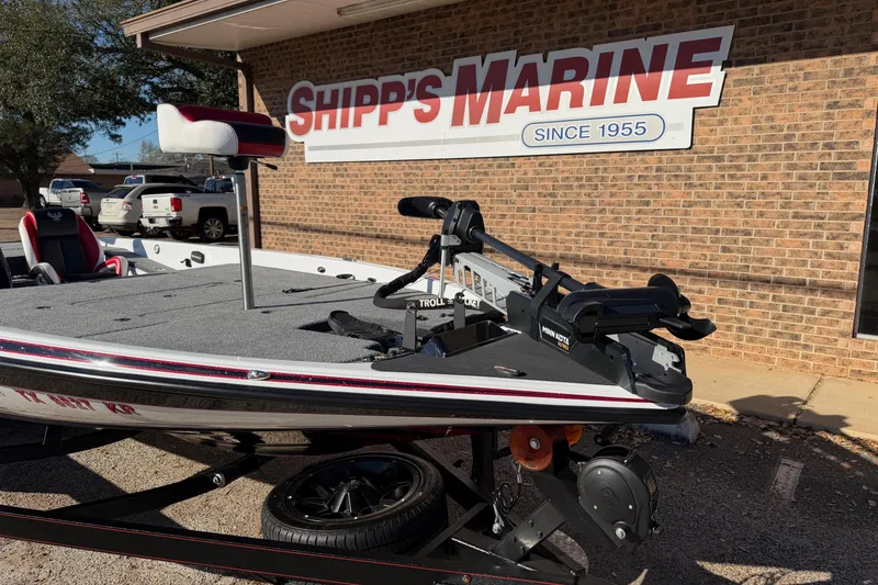 Slide: The Image of 2024 Phoenix 921 Elite II boat at Shipp's Marine dealership. - 6