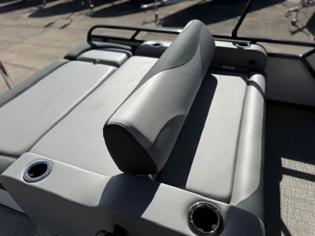 Slide: The Image of Avalon LSZ Versatile Rear Bench - 23' 2025 - 14