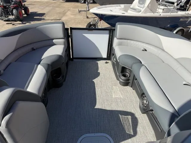 Slide: The Image of Avalon LSZ Versatile Rear Bench - 23' 2025 - 20