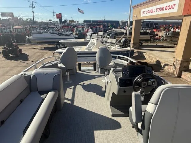 Slide: The Image of Avalon Venture 85 Quad Fish - 21' 2026 - 15