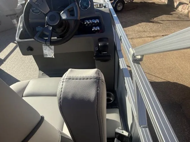 Slide: The Image of Avalon Venture 85 Quad Fish - 21' 2026 - 19