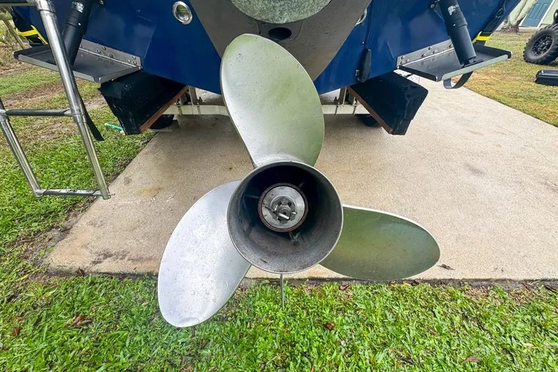 Slide: The Image of Propeller of a 2014 Everglades 230 Dual Console boat on grass and concrete. - 22
