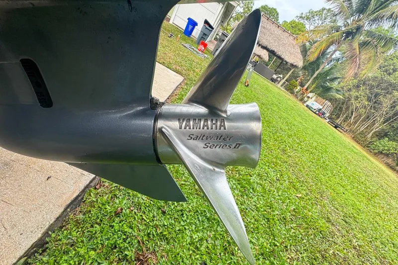 Slide: The Image of Yamaha Saltwater Series II propeller on Everglades 230 Dual Console, 2014 model. - 23