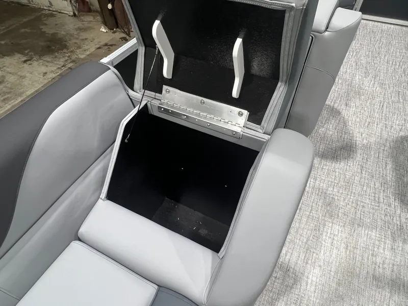 Slide: The Image of Tahoe LTZ 2385 Elite Cruise Tritoon & Honda 4-Stroke EFI 2026 - 18