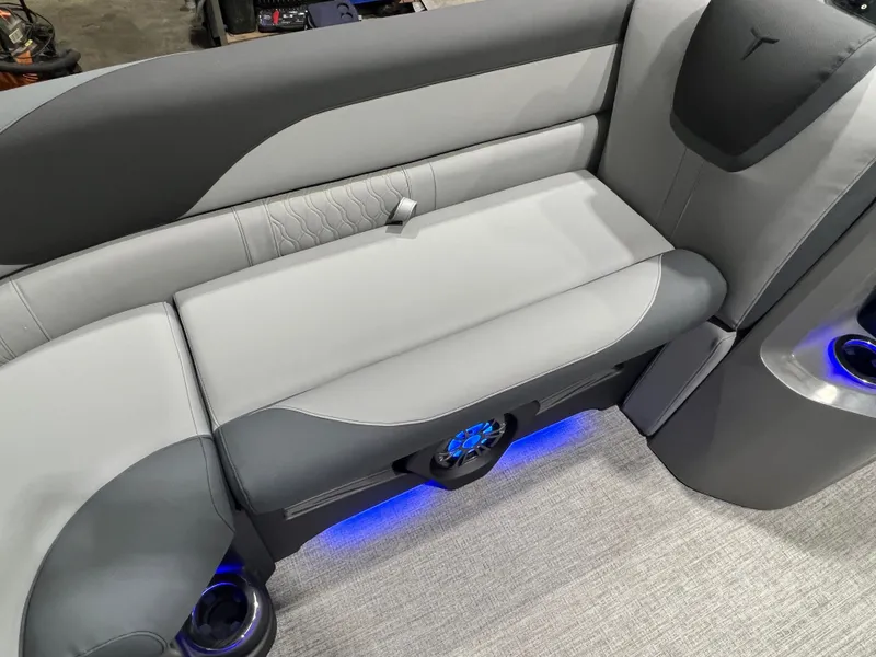 Slide: The Image of Tahoe LTZ 2385 Elite Cruise Tritoon & Honda 4-Stroke EFI 2026 - 21