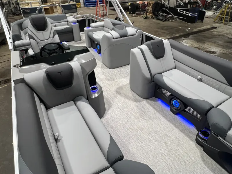 Slide: The Image of Tahoe LTZ 2385 Elite Cruise Tritoon & Honda 4-Stroke EFI 2026 - 24