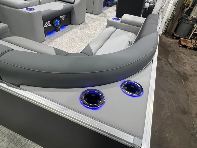 Slide: The Image of Tahoe LTZ 2385 Elite Cruise Tritoon & Honda 4-Stroke EFI 2026 - 25