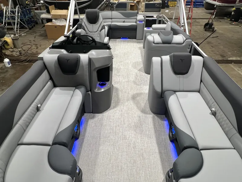 Slide: The Image of Tahoe LTZ 2385 Elite Cruise Tritoon & Honda 4-Stroke EFI 2026 - 6
